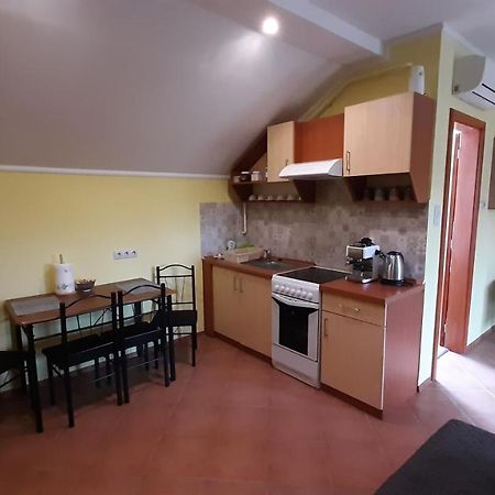 Rozmaring Apartmanok Gyula Buitenkant foto