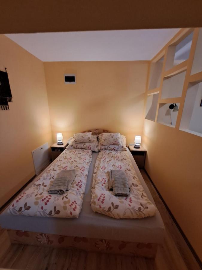 Rozmaring Apartmanok Gyula Buitenkant foto