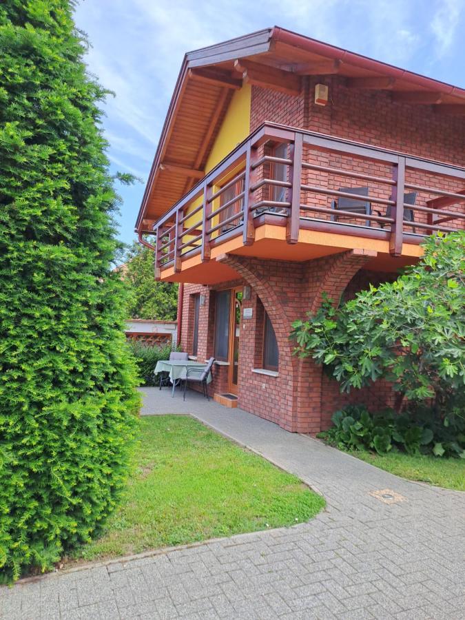 Rozmaring Apartmanok Gyula Buitenkant foto