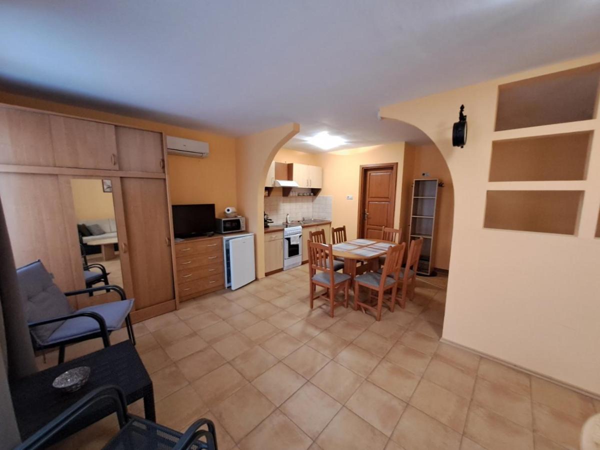 Rozmaring Apartmanok Gyula Buitenkant foto