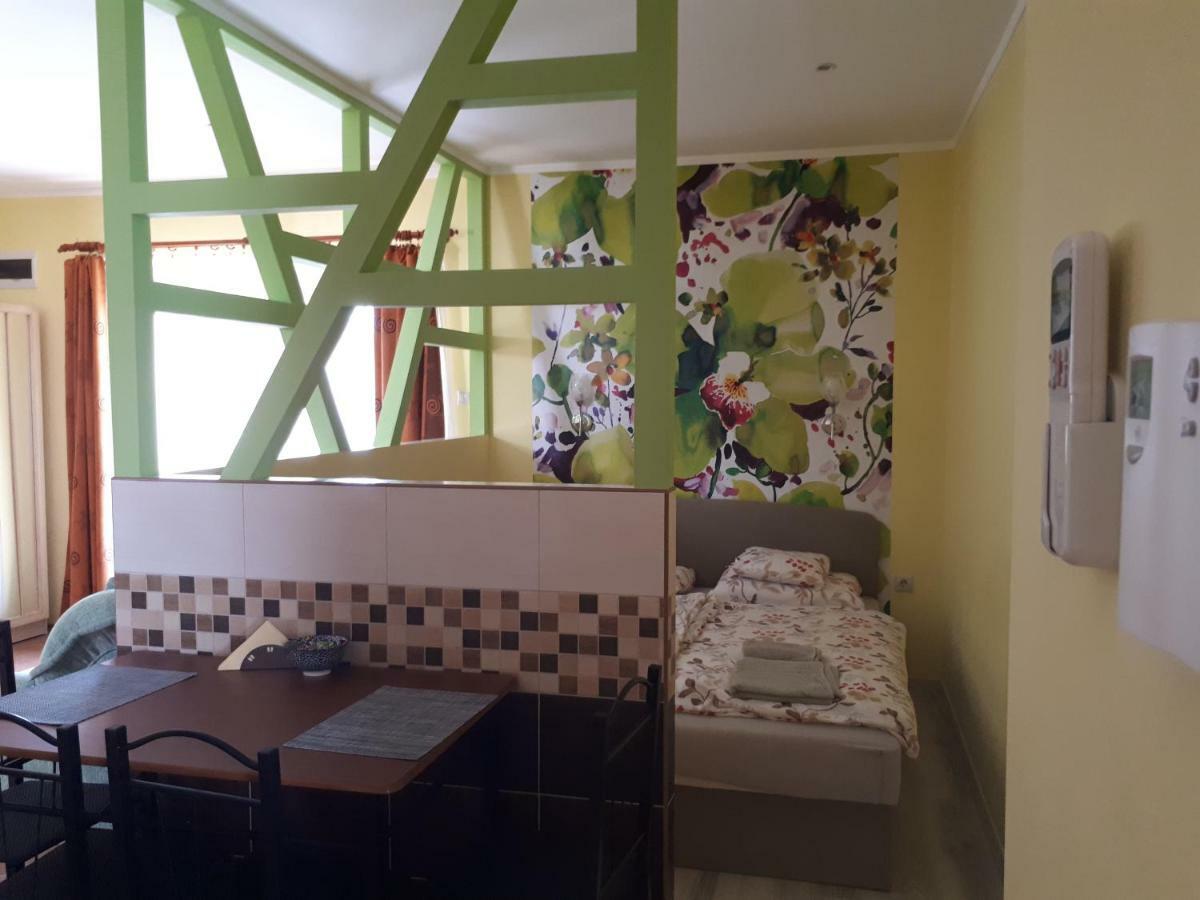 Rozmaring Apartmanok Gyula Buitenkant foto