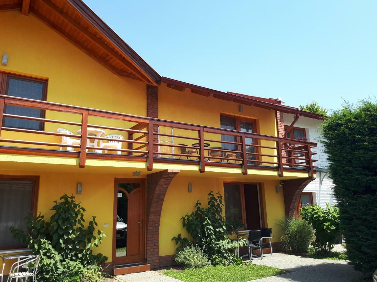 Rozmaring Apartmanok Gyula Buitenkant foto